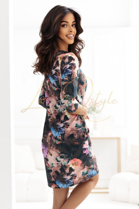 Oversize'owa sukienka z kieszeniami - czekoladowy odcień z kwiatowym wzorem