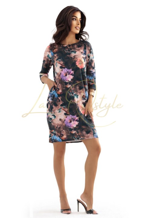 Oversize'owa sukienka z kieszeniami - czekoladowy odcień z kwiatowym wzorem