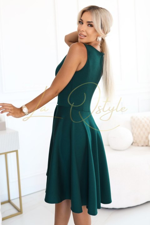 Rozkloszowana sukienka z efektownym dłuższym tyłem BUTELKOWA ZIELEŃ