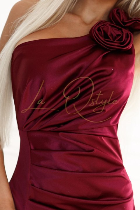 Długa satynowa suknia na jedno ramię z różami BORDOWA