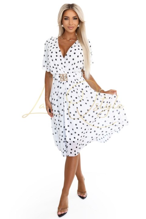 Zmysłowa sukienka w czarne groszki z kopertowym dekoltem i ozdobnym paskiem BIAŁA