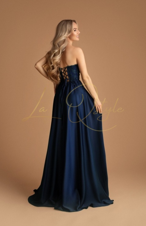 Długa sukienka satynowa z rozcięciem i koronkowym gorsetem GRANATOWA