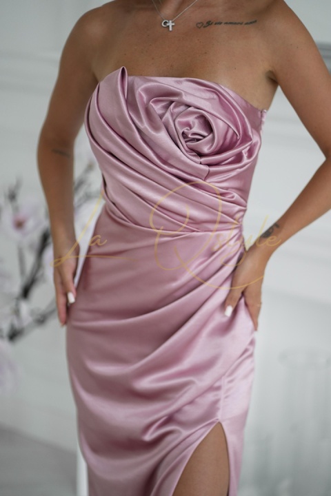 Dopasowana długa sukienka z różą i wiązaniem na plecach PUDROWY RÓŻ