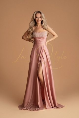 LINA długa satnowa sukienka z rozcięciem i ozdobnym gorsetem PUDROWY RÓŻ