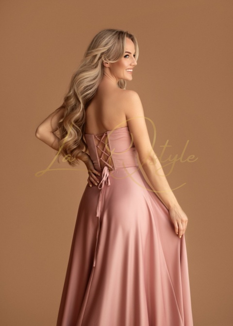 Długa satnowa sukienka z rozcięciem i ozdobnym gorsetem PUDROWY RÓŻ