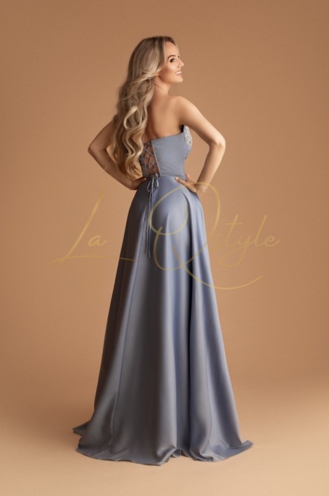 Długa satnowa sukienka z rozcięciem i ozdobnym gorsetem ZIMNY NIEBIESKI