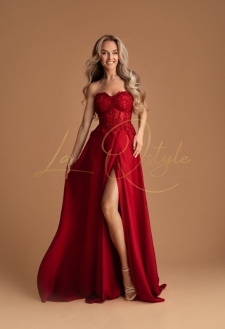 MADELEINE długa sukienka satynowa z rozcięciem i koronkowym gorsetem CZERWONA