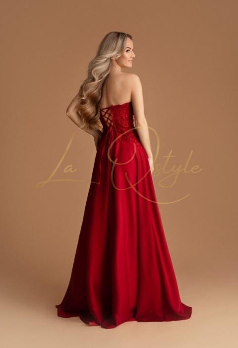 Długa sukienka satynowa z rozcięciem i koronkowym gorsetem CZERWONA
