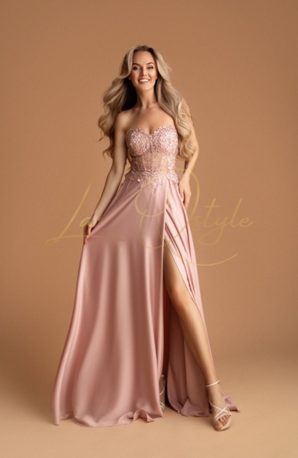 MADELEINE długa sukienka satynowa z rozcięciem i koronkowym gorsetem PUDROWY RÓŻ