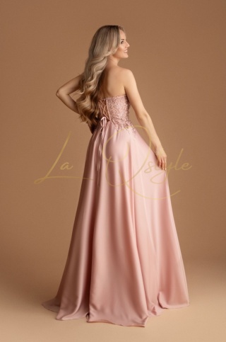 MADELEINE długa sukienka satynowa z rozcięciem i koronkowym gorsetem PUDROWY RÓŻ