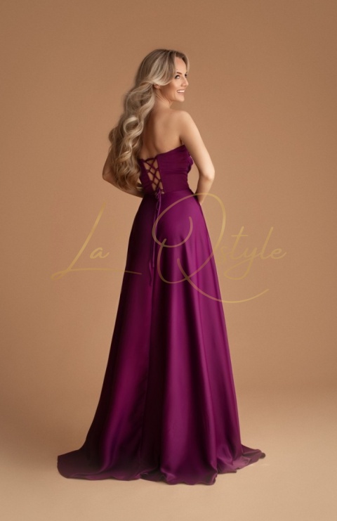 Długa satnowa sukienka z rozcięciem i ozdobnym gorsetem BISKUPI