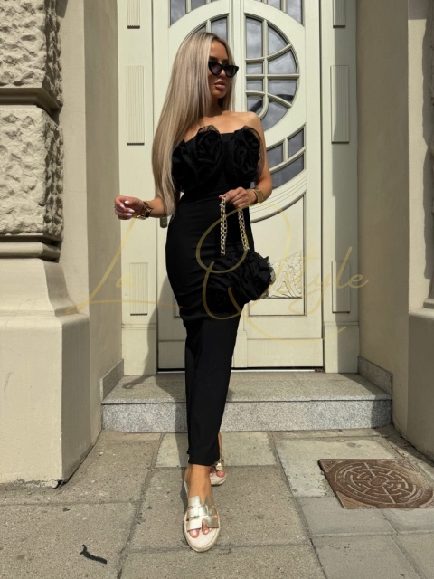 Dopasowana sukienka z kwiatami i torebką w zestawie CZARNA