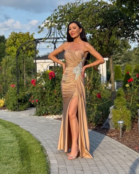 Dopasowana sukienka z marszczeniami, gorsetem i trenem ZŁOTA