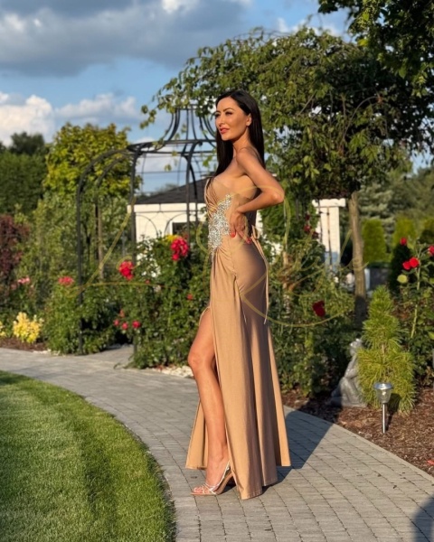 Dopasowana sukienka z marszczeniami, gorsetem i trenem ZŁOTA