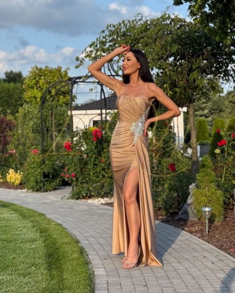 Dopasowana sukienka z marszczeniami, gorsetem i trenem ZŁOTA