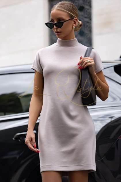 Beżowa sukienka dzianinowa z golfem KLER