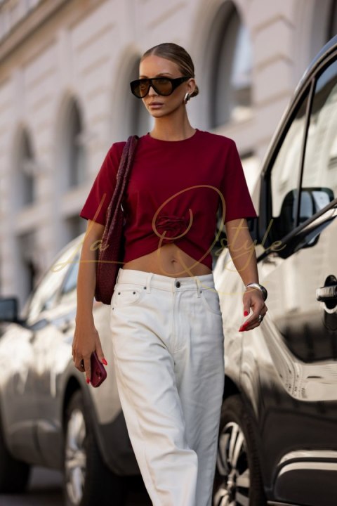 Bordowy t-shirt Elvie z marszczeniem i różą