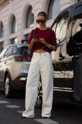 Bordowy t-shirt Elvie z marszczeniem i różą