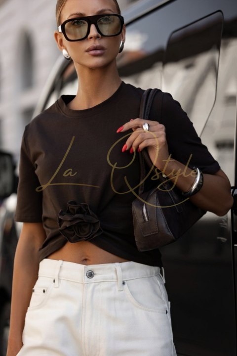 Czekoladowy t-shirt Elvie z marszczeniem i różą