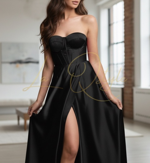 Długa sukienka satynowa z rozcięciem i gorsetem CZARNA