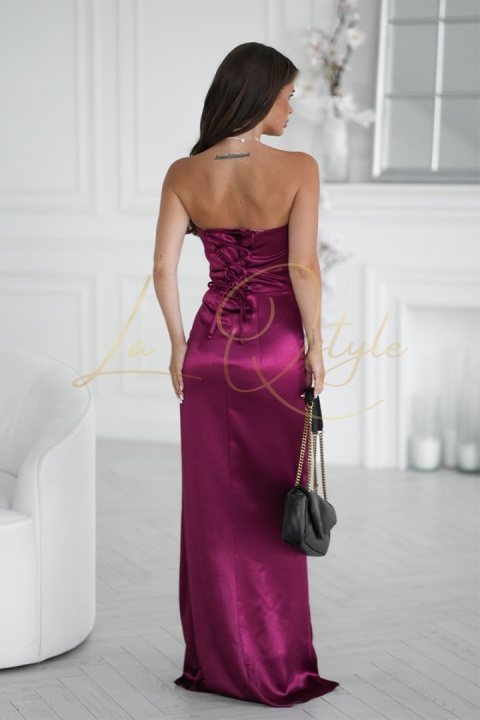 Dopasowana długa sukienka z różą i wiązaniem na plecach BORDOWA