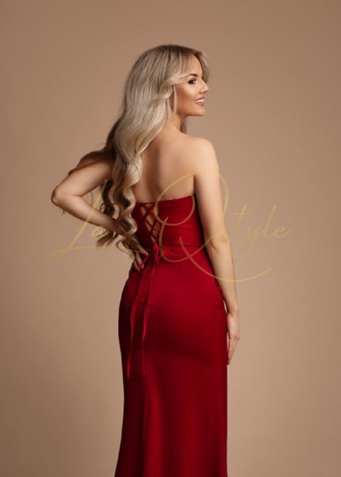 Dopasowana, satynowa sukienka z gorsetem i rozcięciem na nogę WIŚNIA