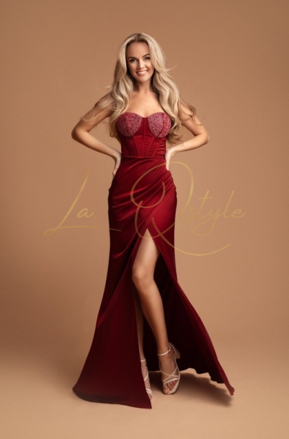 MIA dopasowana satynowa sukienka rybka z ozdobnym gorsetem WIŚNIA