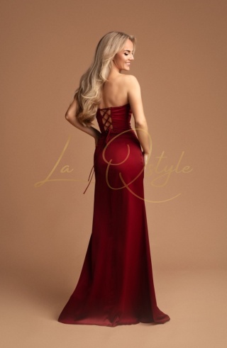 MIA dopasowana satynowa sukienka rybka z ozdobnym gorsetem WIŚNIA