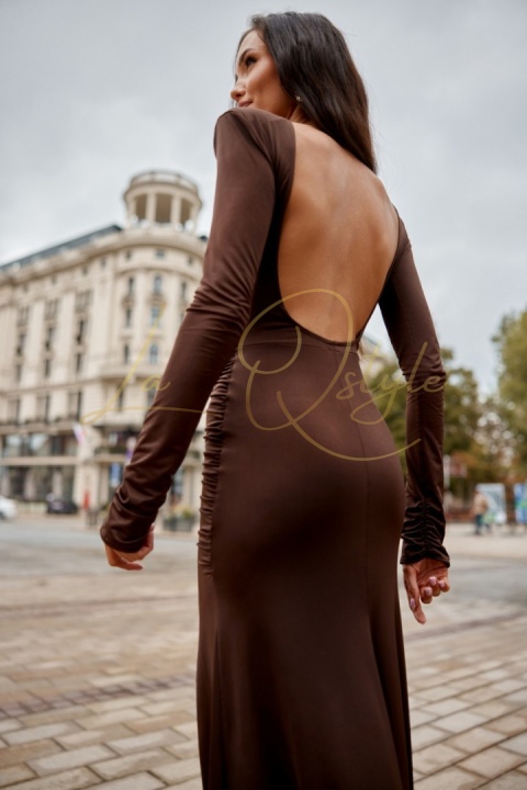 Drapowana sukienka z długim rękawem i odkrytymi plecami CZEKOLADA