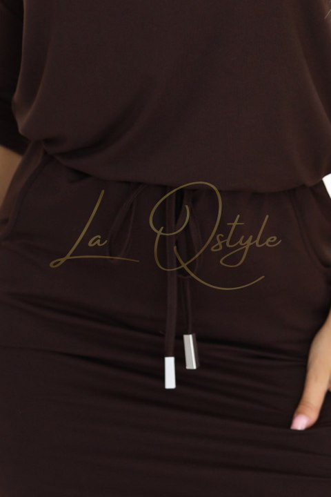 Sportowa sukienka z kieszonkami i wiązaniem w pasie CZEKOLADOWY BRĄZ