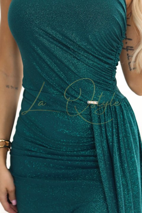 Połyskująca długa sukienka na jedno ramię z rozcięciem BUTELKOWA ZIELEŃ