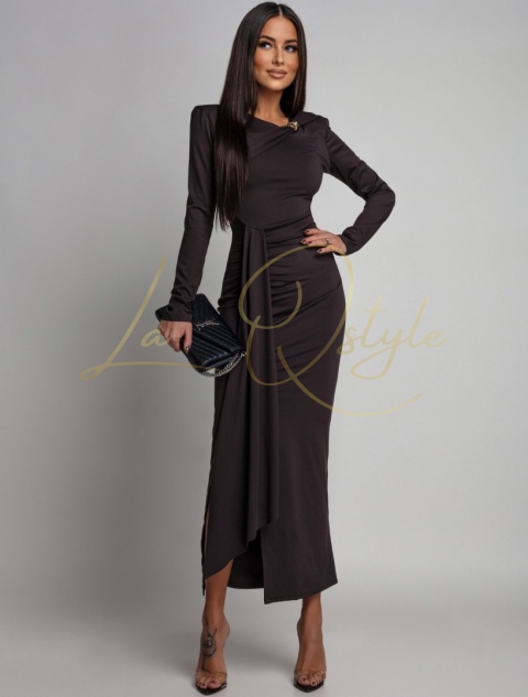 Duga sukienka z rozcięciem i ozdobą na dekolcie CZEKOLADOWA