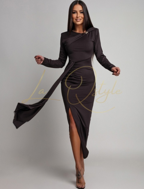 Duga sukienka z rozcięciem i ozdobą na dekolcie CZEKOLADOWA