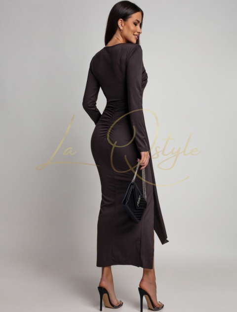 Duga sukienka z rozcięciem i ozdobą na dekolcie CZEKOLADOWA