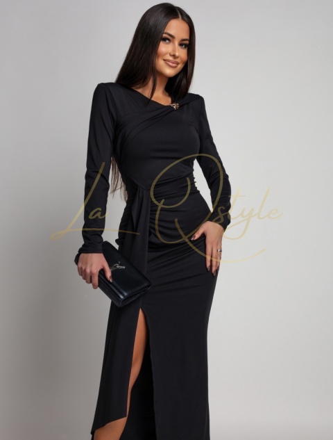 Długa sukienka z rozcięciem i ozdobą na dekolcie CZARNA