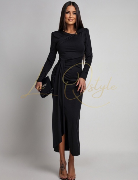 Długa sukienka z rozcięciem i ozdobą na dekolcie CZARNA