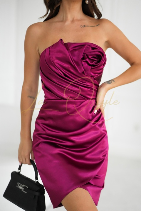 Dopasowana krótka sukienka z różą i wiązaniem na plecach BORDOWA