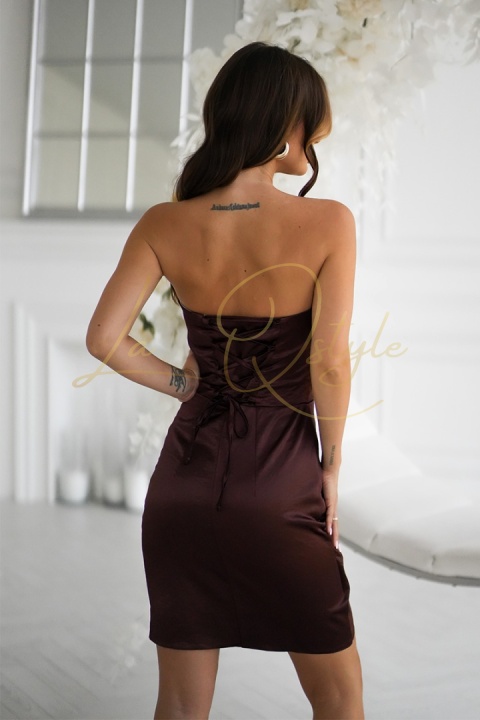 Dopasowana krótka sukienka z różą i wiązaniem na plecach CZEKOLADOWA