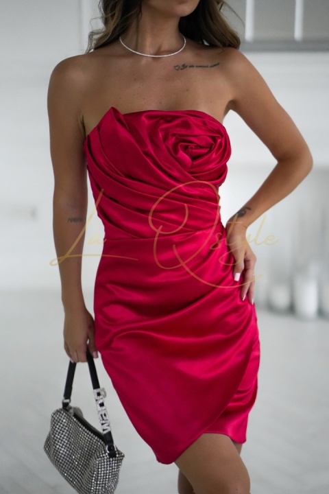 Dopasowana krótka sukienka z różą i wiązaniem na plecach CZERWONA