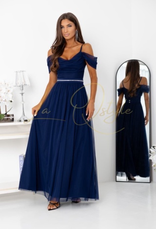 KIARA długa tiulowa sukienka z opadającymi ramionami i paskiem GRANATOWA