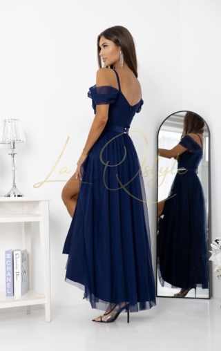 KIARA długa tiulowa sukienka z opadającymi ramionami i paskiem GRANATOWA