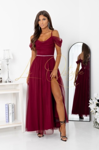 KIARA długa tiulowa sukienka z opadającymi ramionami i paskiem BORDOWA