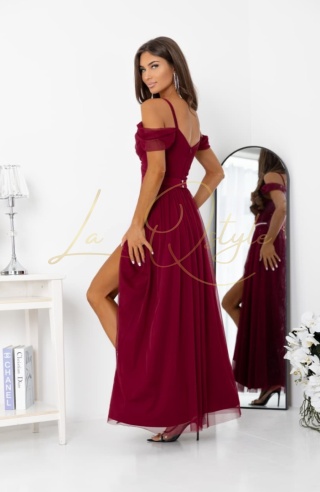 KIARA długa tiulowa sukienka z opadającymi ramionami i paskiem BORDOWA