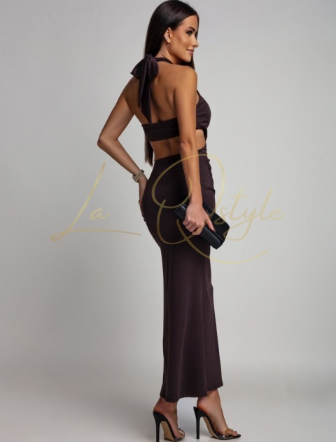 INDIA dopasowana długa sukienka z dekoltem halter i odkrytymi plecami CZEKOLADOWA