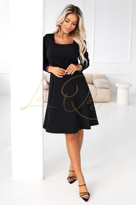 Wygodna trapezowa sukienka z dekoltem i długim rękawkiem CZARNA