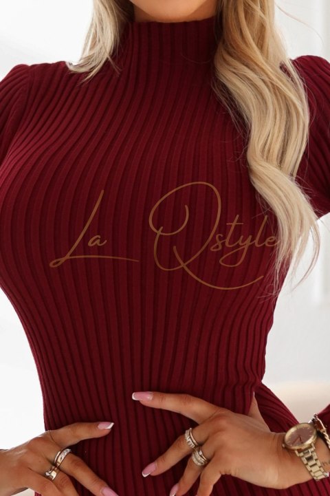 Elegancka dopasowana sukienka sweterkowa z golfem, pięknie podkreślająca sylwetkę BORDOWA