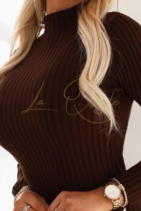 Elegancka dopasowana sukienka sweterkowa z golfem, pięknie podkreślająca sylwetkę CZEKOLADOWA