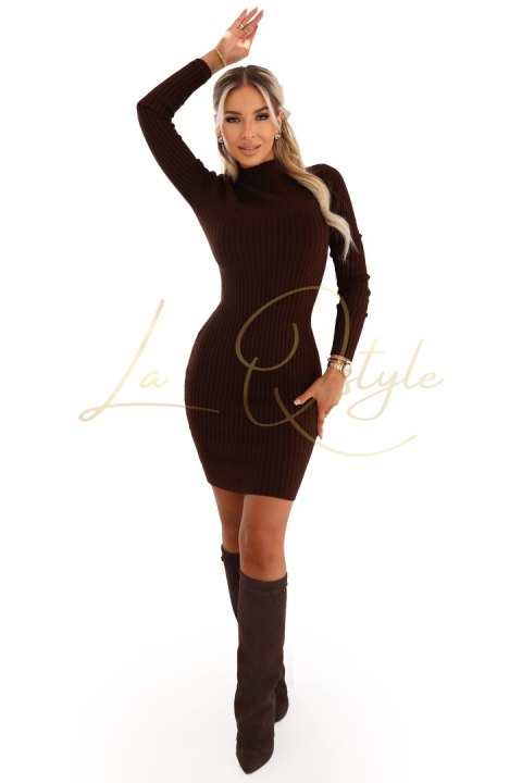 Elegancka dopasowana sukienka sweterkowa z golfem, pięknie podkreślająca sylwetkę CZEKOLADOWA
