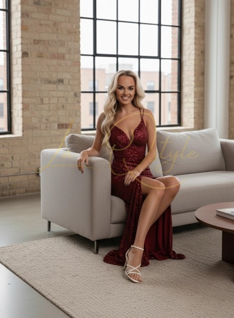 Cekinowa dopasowana sukienka z rozcięciem i wiązaniem na plecach BORDOWA