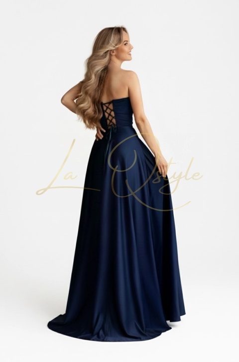 Długa satnowa sukienka z rozcięciem i ozdobnym gorsetem GRANATOWA